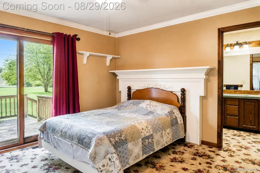 704 E Lovell Drive Troy City, MI 48085