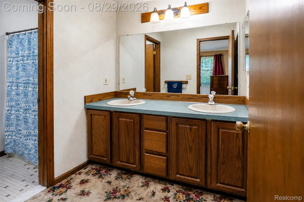 704 E Lovell Drive Troy City, MI 48085