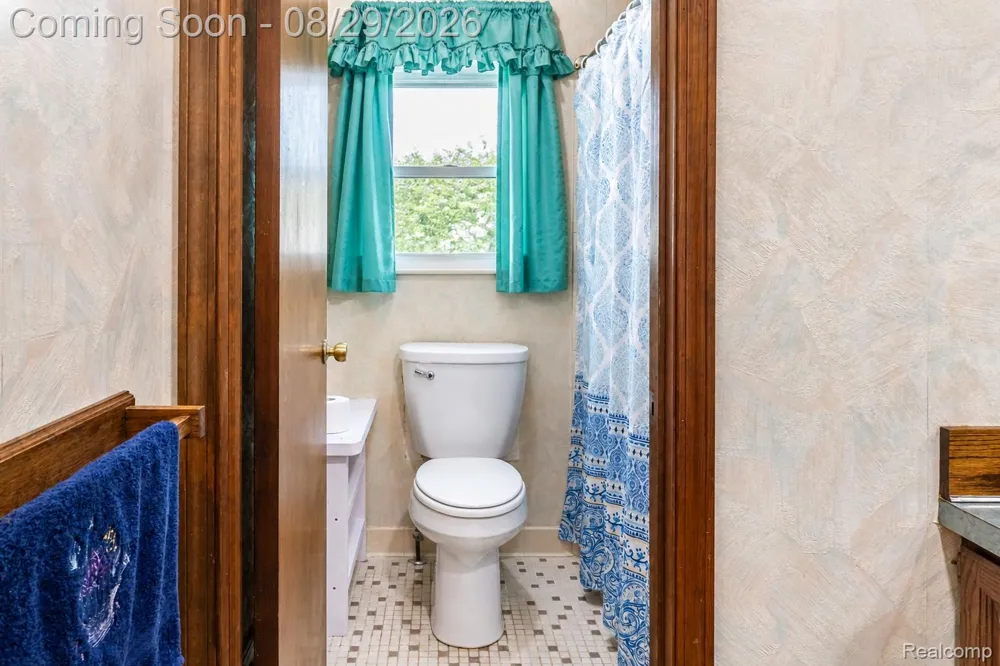 704 E Lovell Drive Troy City, MI 48085