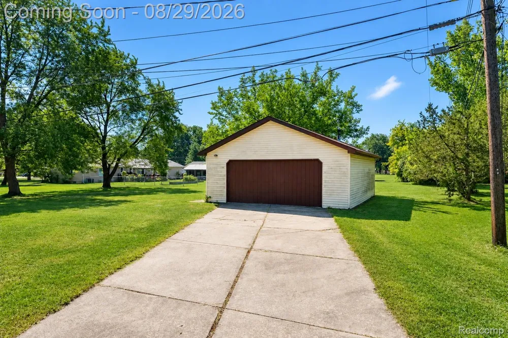 704 E Lovell Drive Troy City, MI 48085