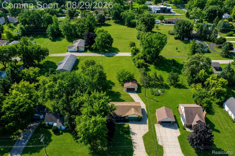 704 E Lovell Drive Troy City, MI 48085