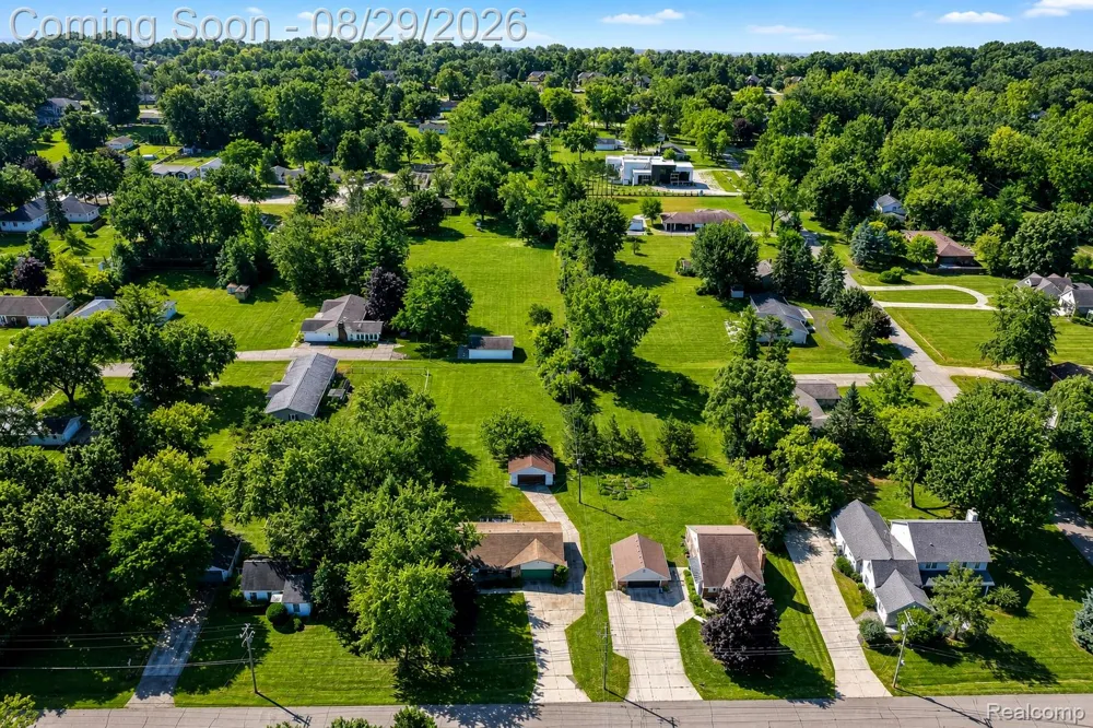 704 E Lovell Drive Troy City, MI 48085