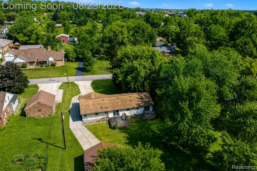704 E Lovell Drive Troy City, MI 48085