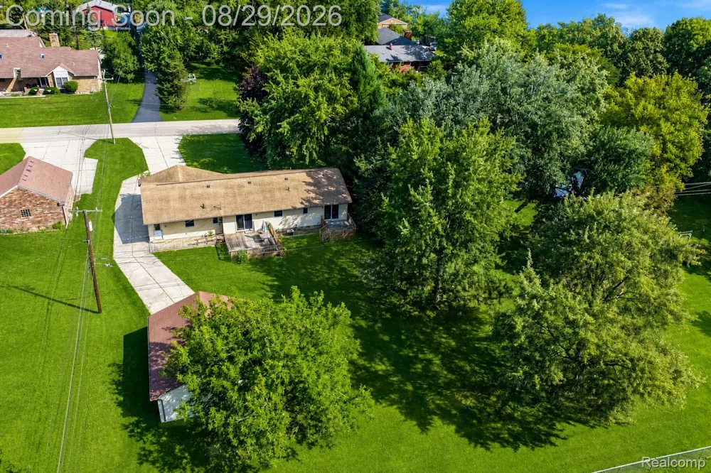 704 E Lovell Drive Troy City, MI 48085