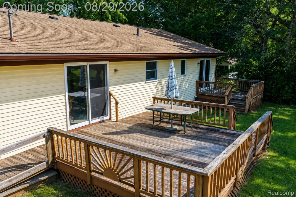 704 E Lovell Drive Troy City, MI 48085