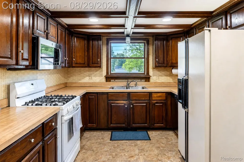 704 E Lovell Drive Troy City, MI 48085