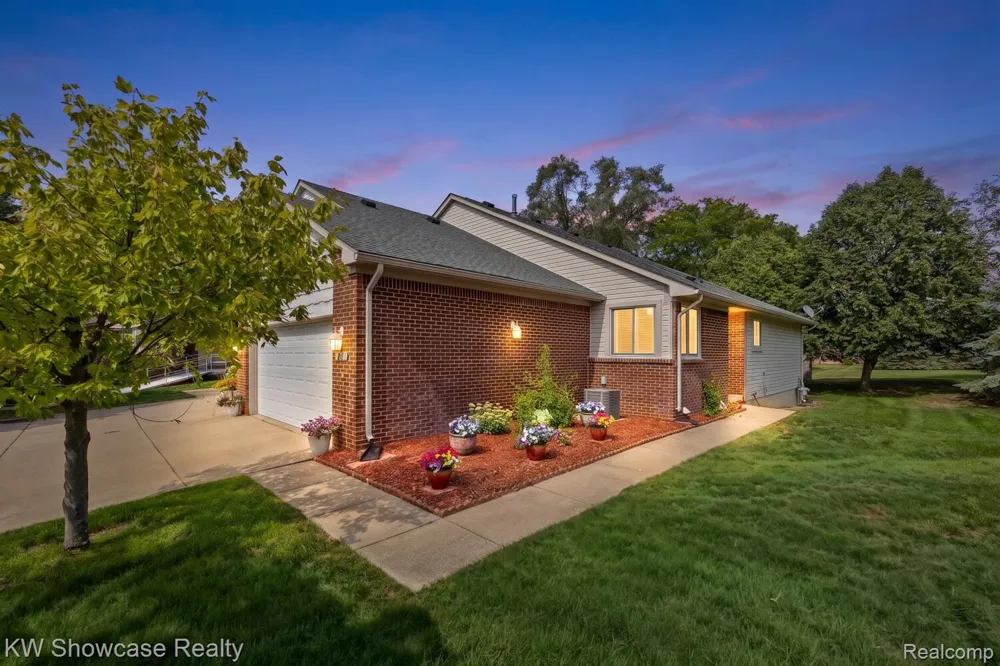 7964 Divot Drive #6 Waterford Charter Township, MI 48327