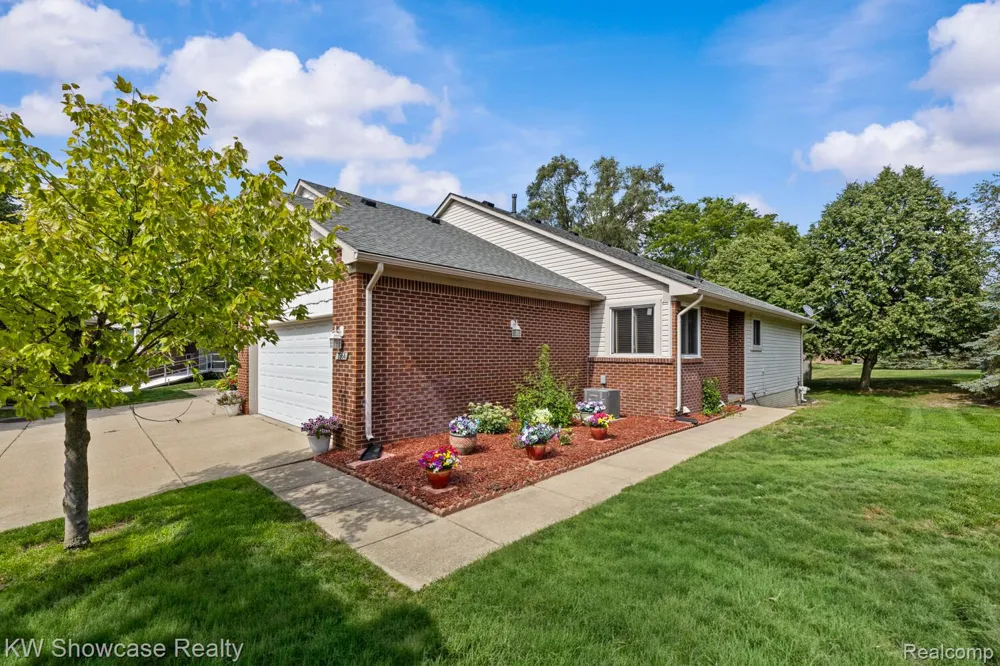 7964 Divot Drive #6 Waterford Charter Township, MI 48327