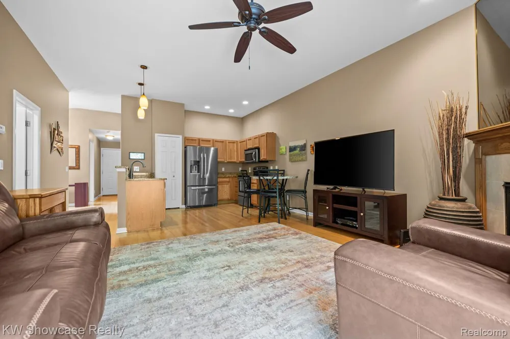 7964 Divot Drive #6 Waterford Charter Township, MI 48327