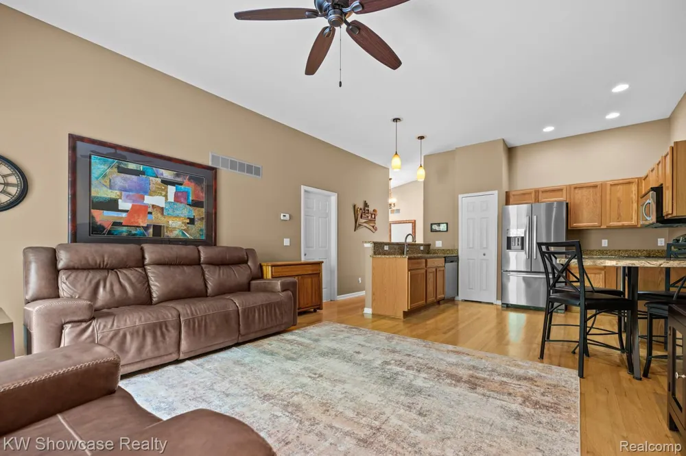 7964 Divot Drive #6 Waterford Charter Township, MI 48327