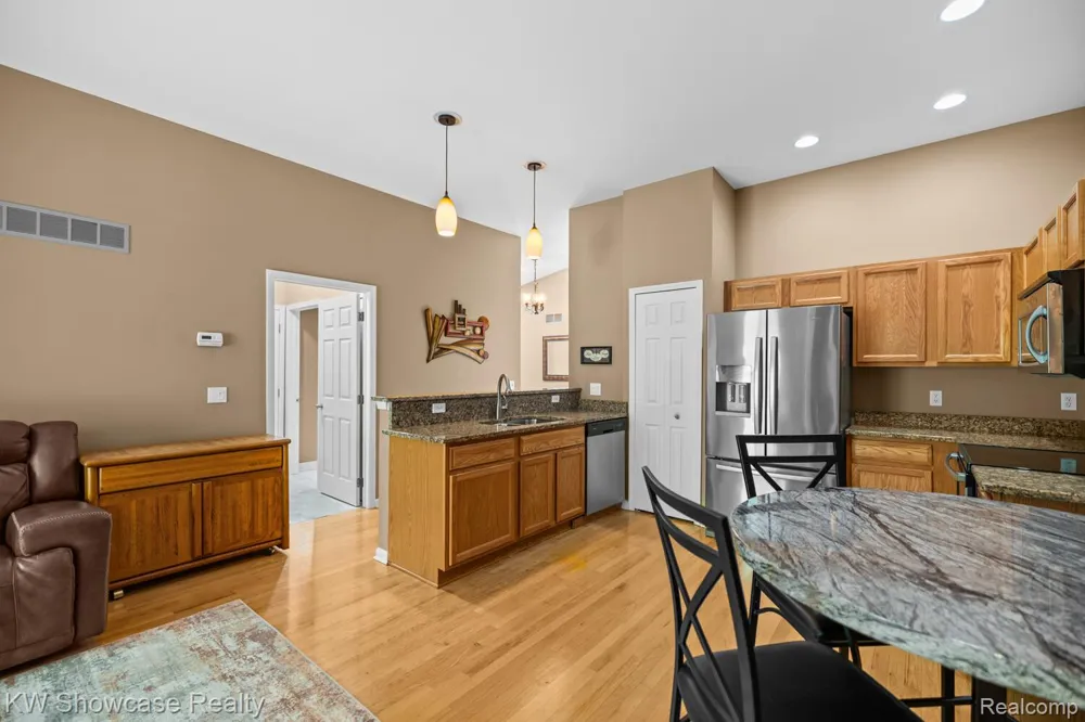 7964 Divot Drive #6 Waterford Charter Township, MI 48327