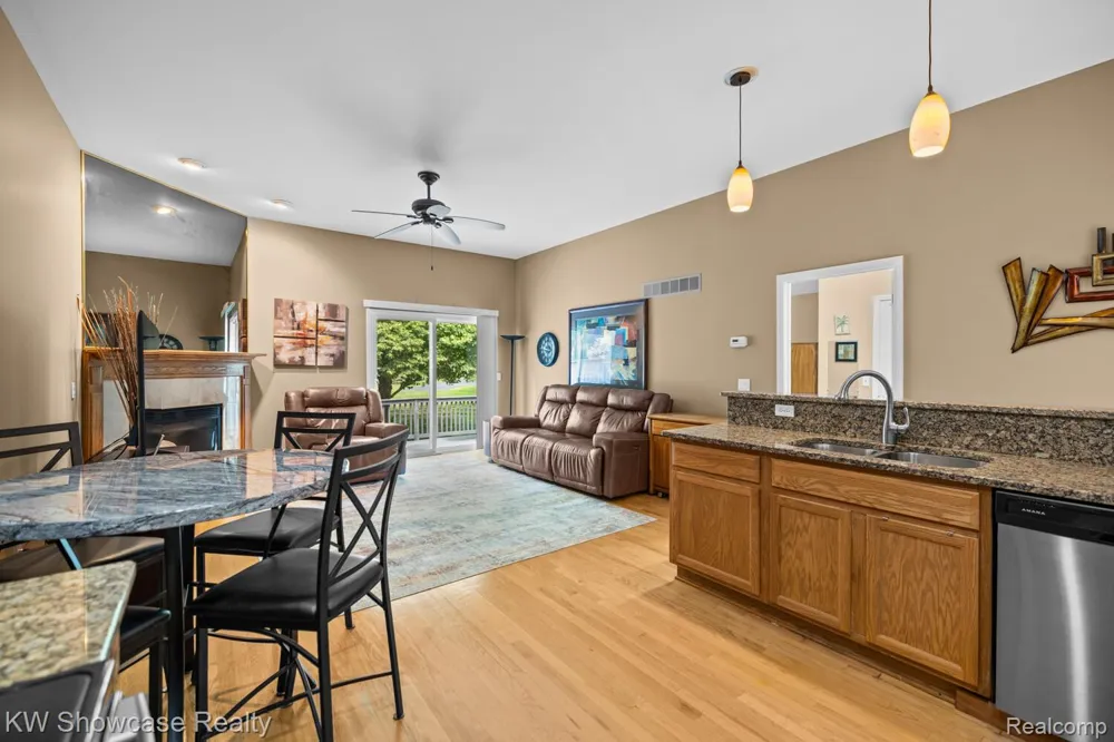 7964 Divot Drive #6 Waterford Charter Township, MI 48327