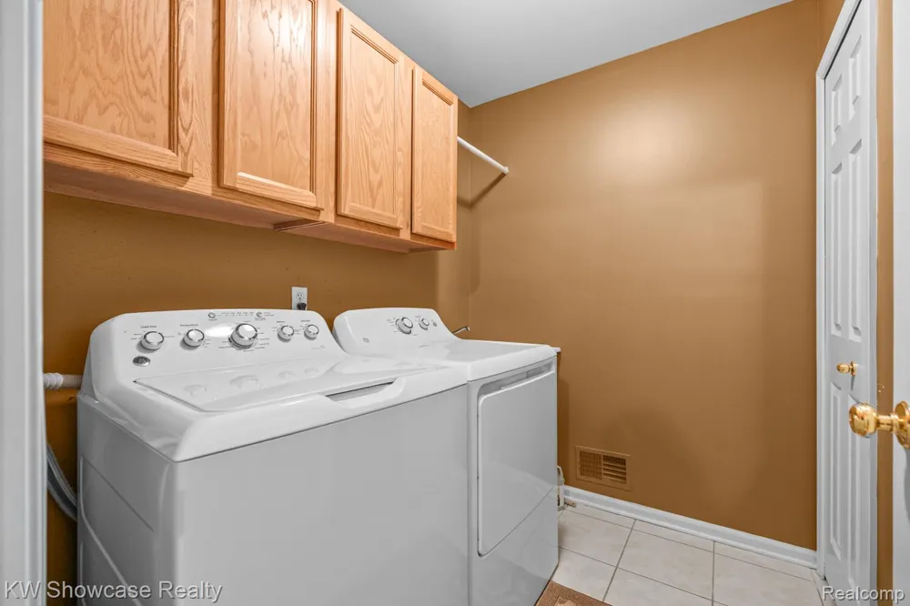 7964 Divot Drive #6 Waterford Charter Township, MI 48327
