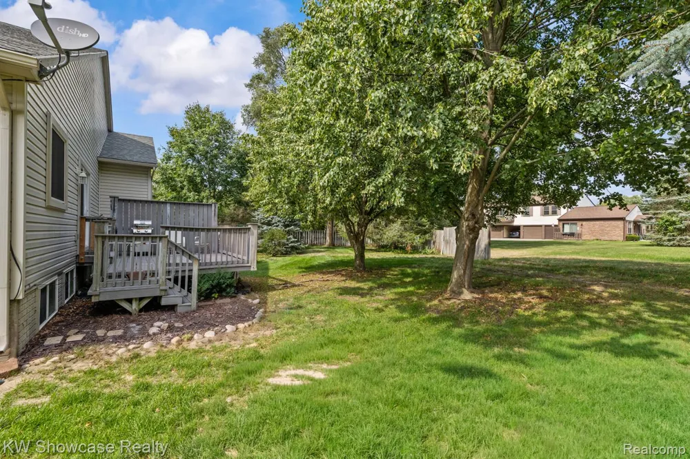7964 Divot Drive #6 Waterford Charter Township, MI 48327