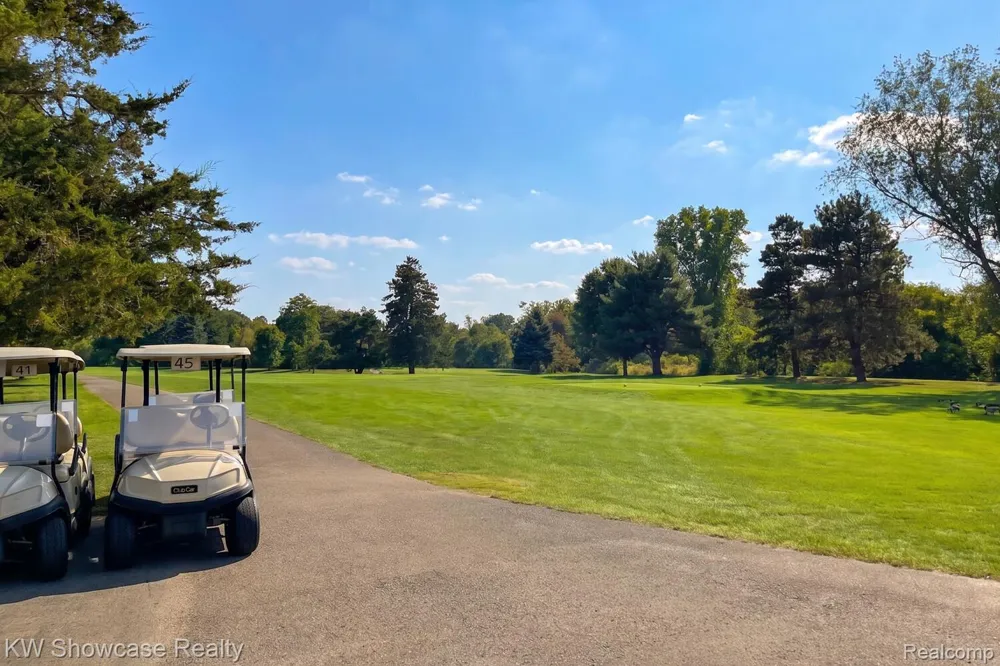 7964 Divot Drive #6 Waterford Charter Township, MI 48327