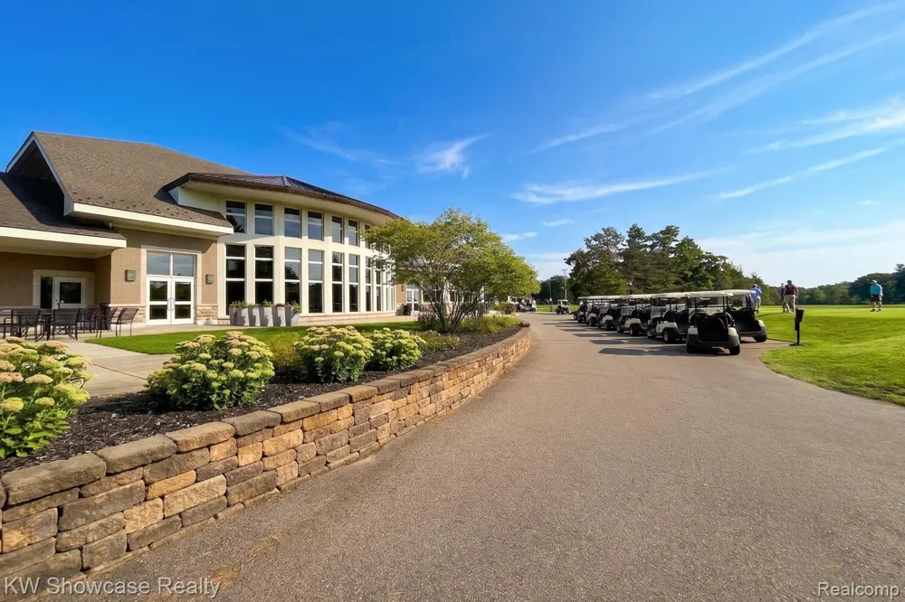 7964 Divot Drive #6 Waterford Charter Township, MI 48327