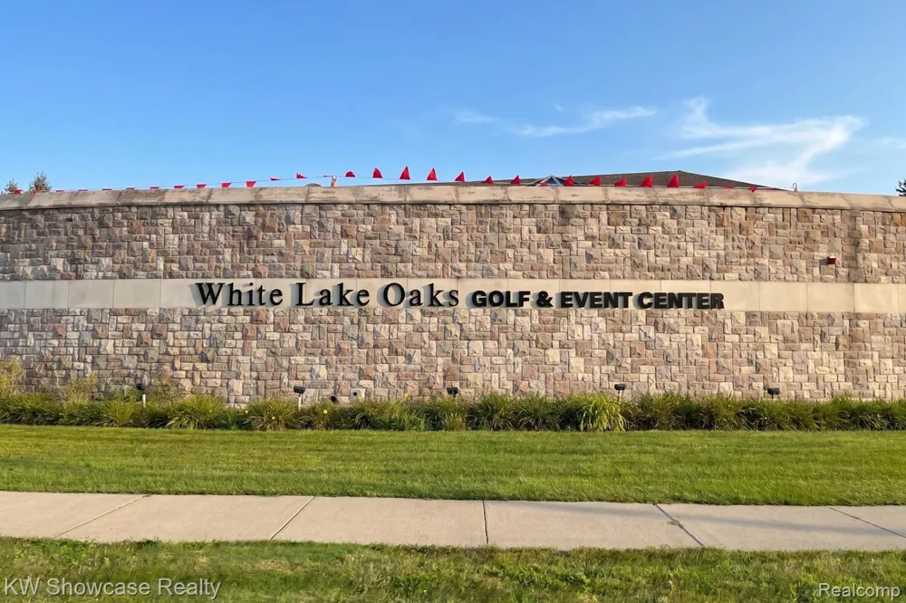 7964 Divot Drive #6 Waterford Charter Township, MI 48327