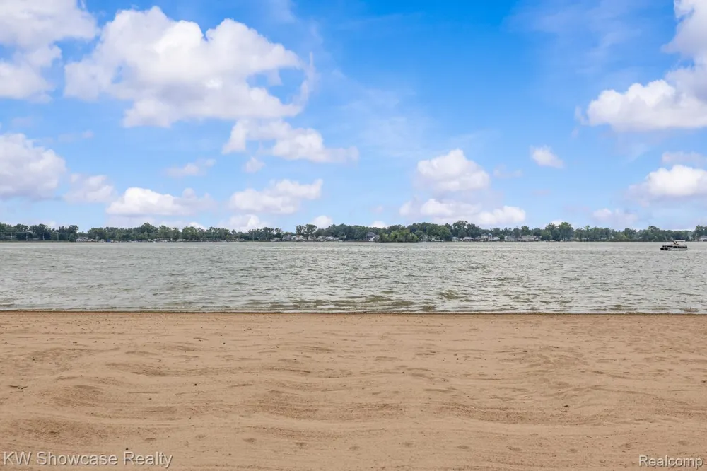 7964 Divot Drive #6 Waterford Charter Township, MI 48327