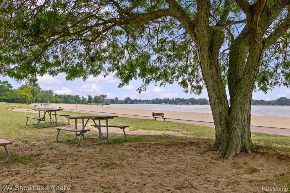 7964 Divot Drive #6 Waterford Charter Township, MI 48327