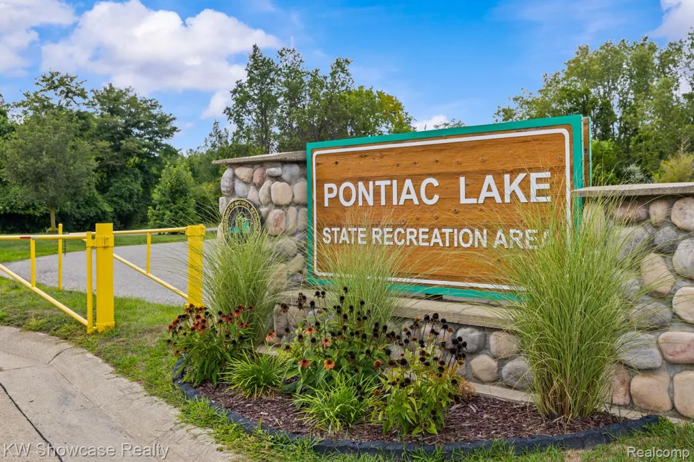 7964 Divot Drive #6 Waterford Charter Township, MI 48327