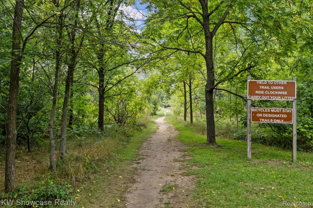 7964 Divot Drive #6 Waterford Charter Township, MI 48327