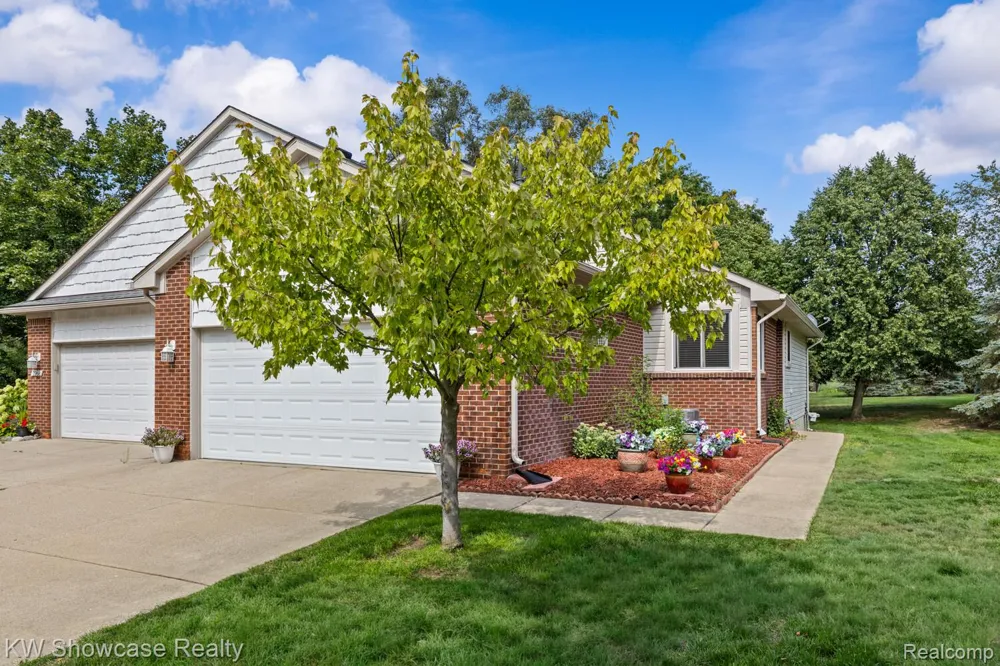 7964 Divot Drive #6 Waterford Charter Township, MI 48327
