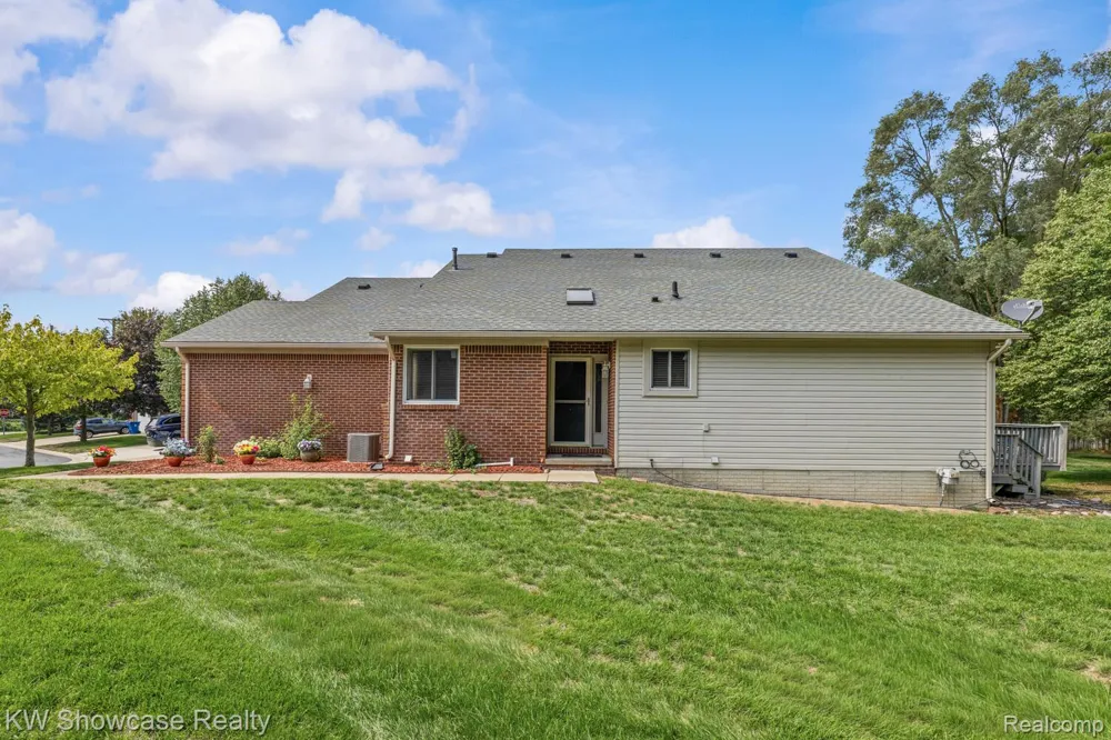 7964 Divot Drive #6 Waterford Charter Township, MI 48327