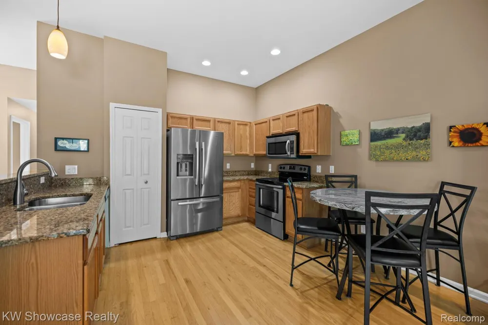7964 Divot Drive #6 Waterford Charter Township, MI 48327