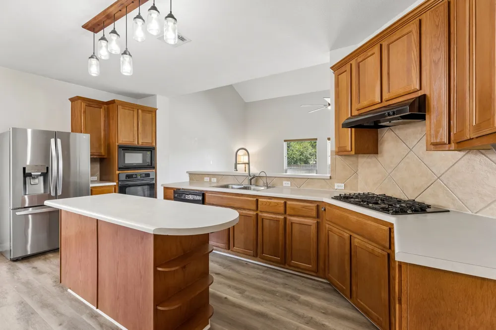 18601 White Water Cove Pflugerville, TX 78660