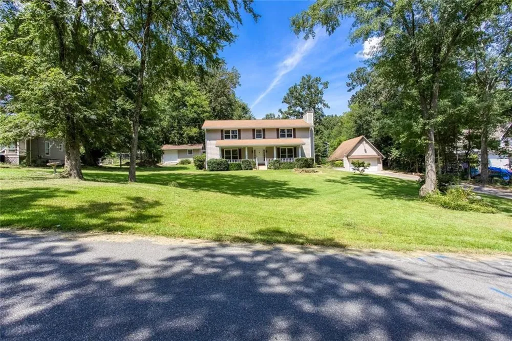 185 Lakeshore Circle SE Acworth, GA 30101