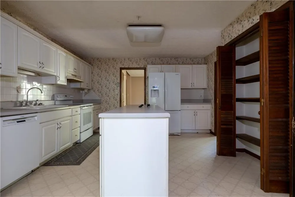 1100 Pine Grove Pointe Drive Roswell, GA 30075