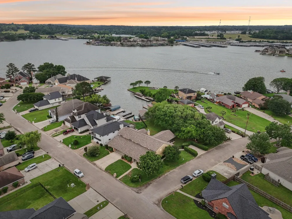 9243 Deepwater Drive Montgomery, TX 77356