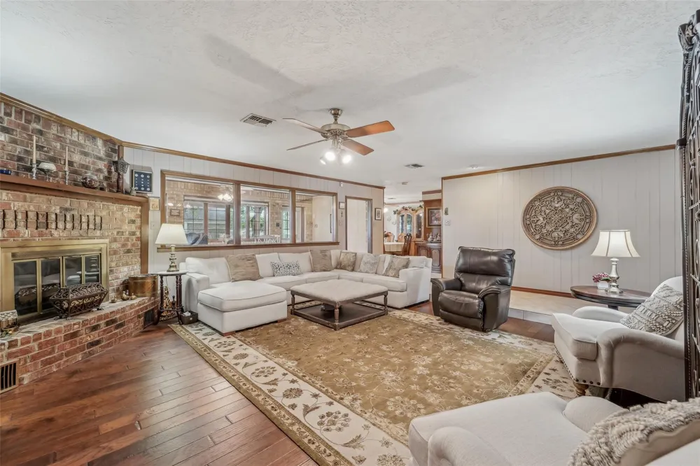 9243 Deepwater Drive Montgomery, TX 77356