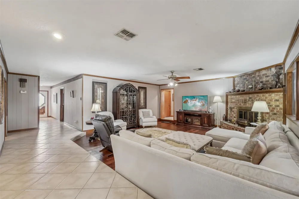 9243 Deepwater Drive Montgomery, TX 77356