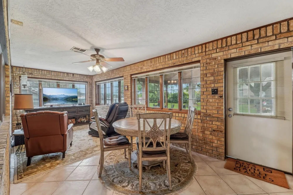 9243 Deepwater Drive Montgomery, TX 77356