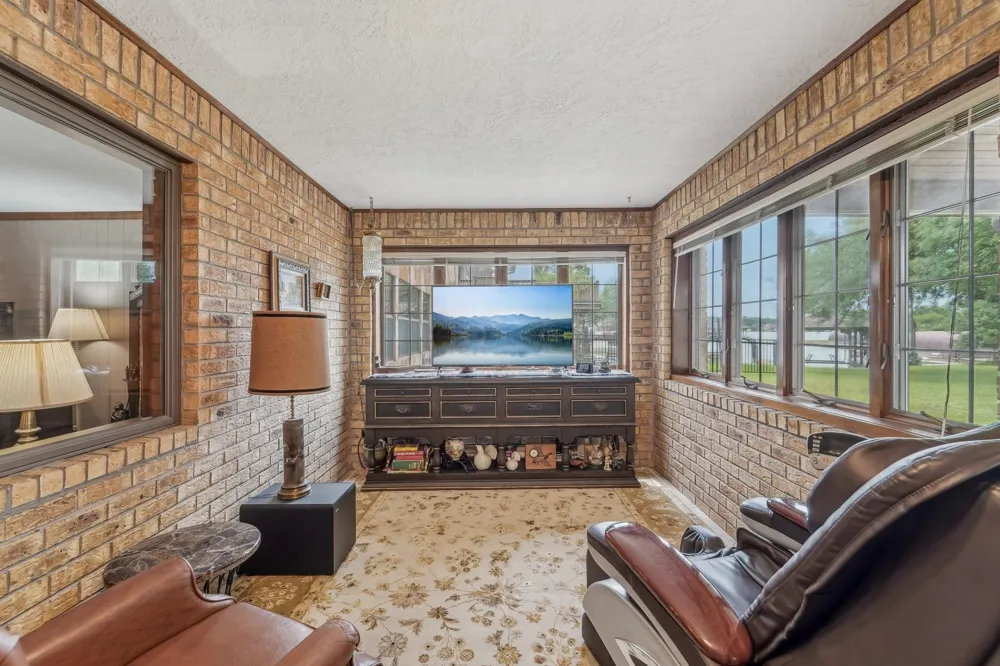 9243 Deepwater Drive Montgomery, TX 77356