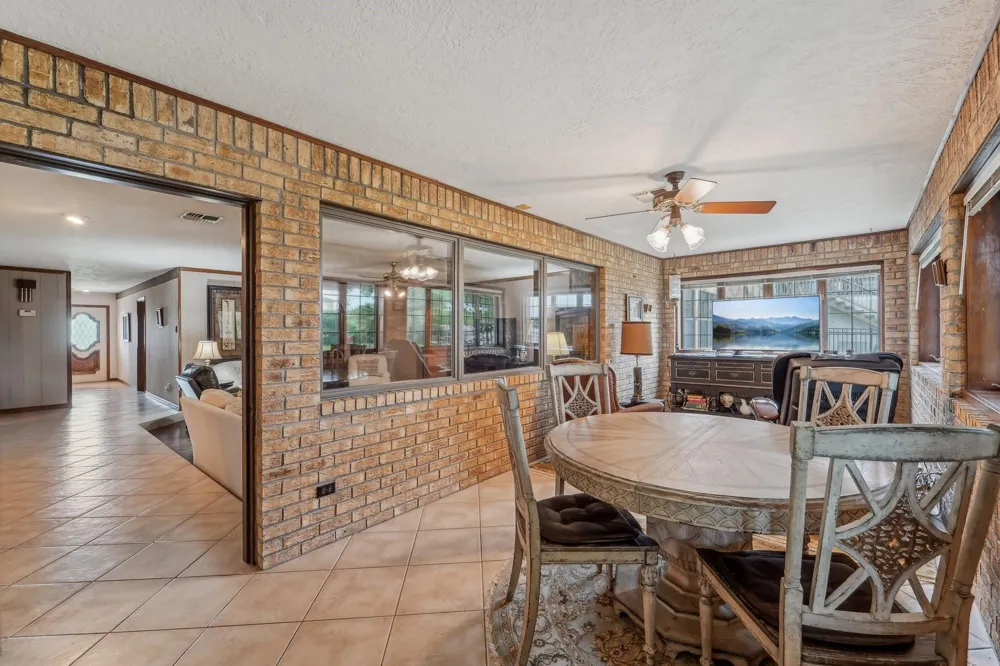9243 Deepwater Drive Montgomery, TX 77356
