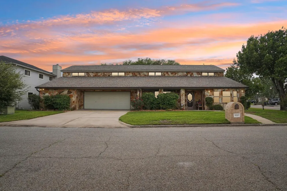 9243 Deepwater Drive Montgomery, TX 77356
