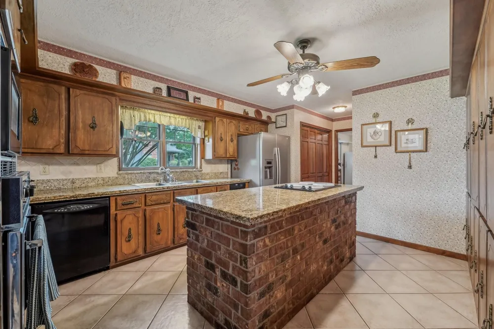 9243 Deepwater Drive Montgomery, TX 77356
