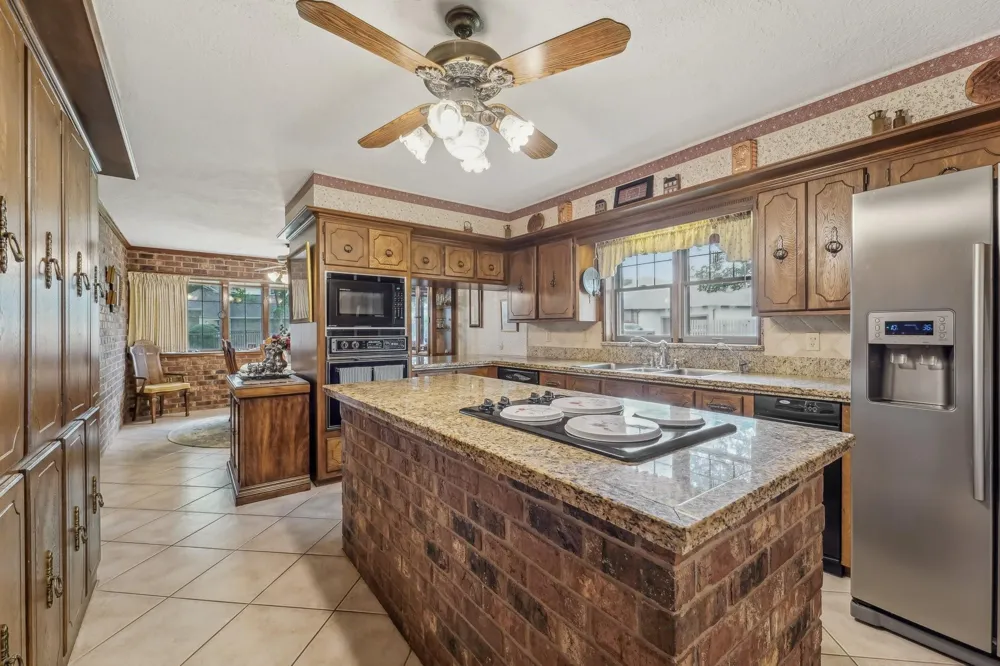 9243 Deepwater Drive Montgomery, TX 77356
