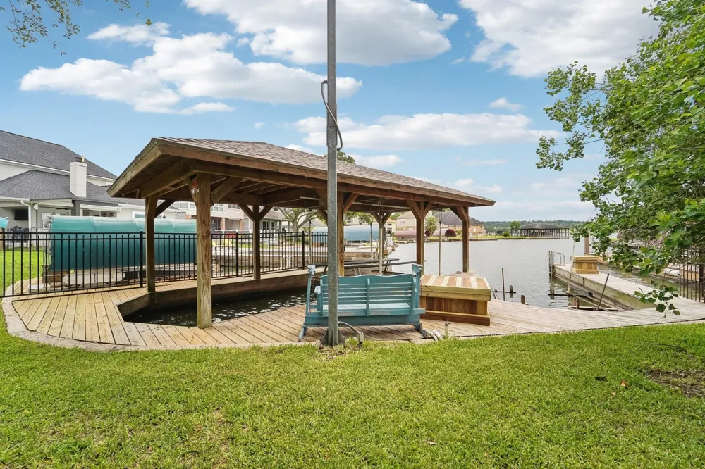 9243 Deepwater Drive Montgomery, TX 77356