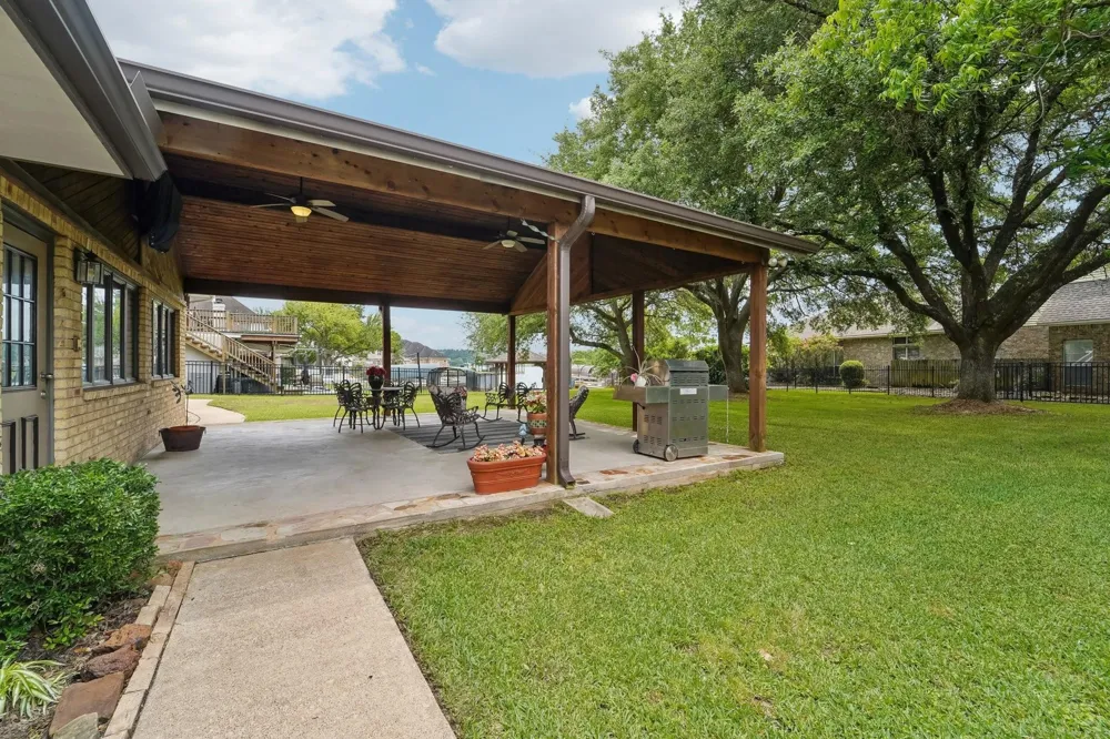 9243 Deepwater Drive Montgomery, TX 77356