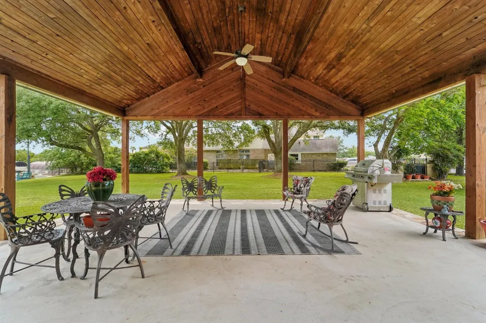 9243 Deepwater Drive Montgomery, TX 77356