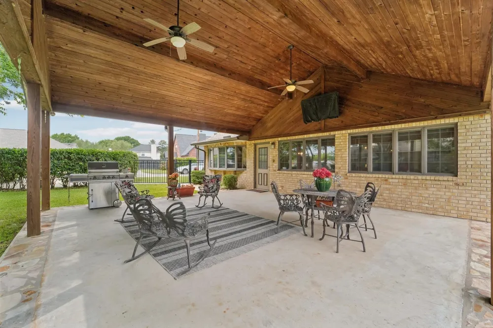 9243 Deepwater Drive Montgomery, TX 77356