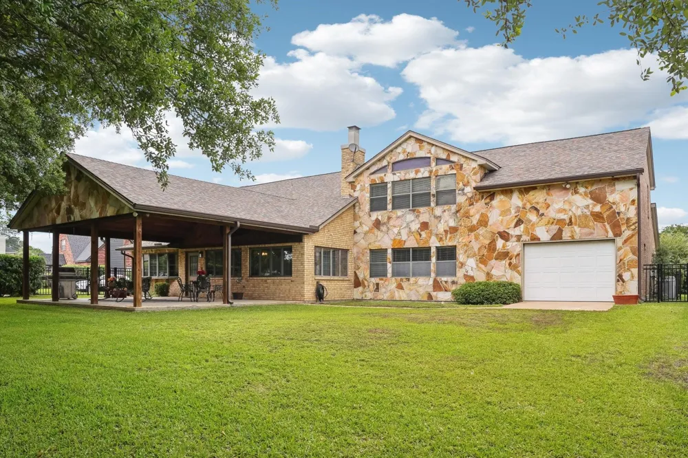 9243 Deepwater Drive Montgomery, TX 77356