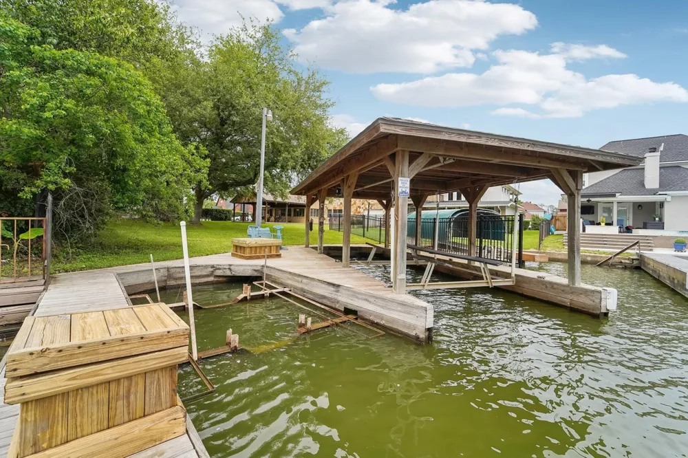 9243 Deepwater Drive Montgomery, TX 77356