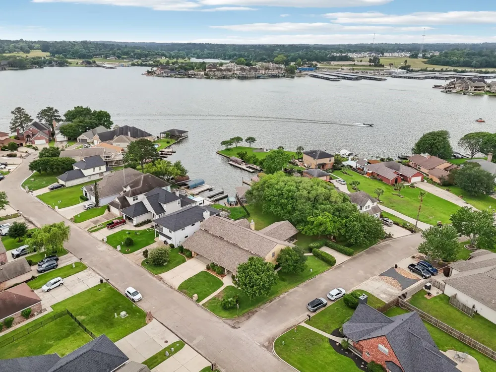9243 Deepwater Drive Montgomery, TX 77356