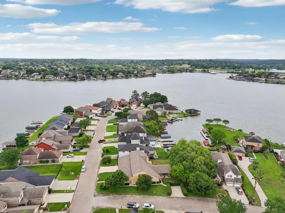 9243 Deepwater Drive Montgomery, TX 77356