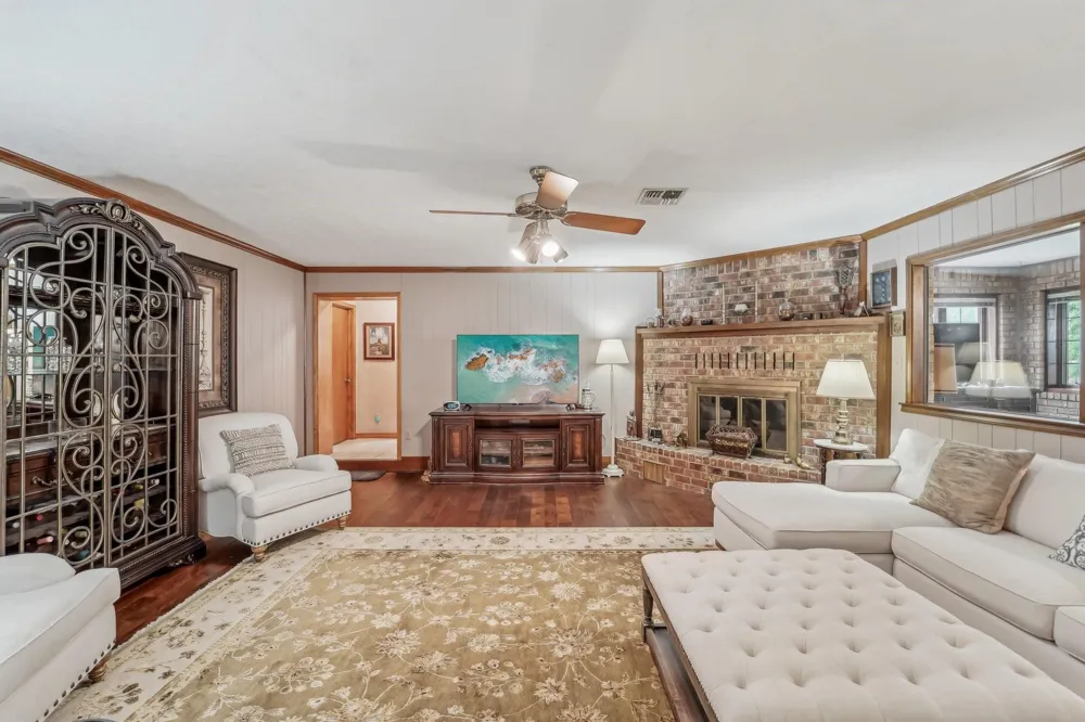 9243 Deepwater Drive Montgomery, TX 77356