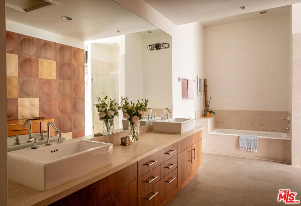 1534 17th Street #105 Santa Monica, CA 90404